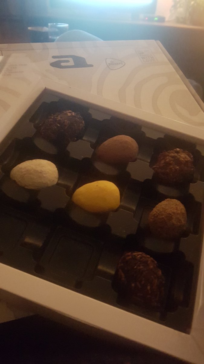 Cathelijne13's tweet photo. Oeh, dat zijn wel erg lekkere chocolaatjes van #sheerenloo 
#mooiwerk #metalleliefde https://t.co/4GIMW3Yu2M