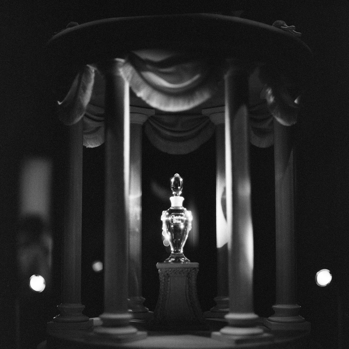 LaMangaLaManga's tweet photo. Vintage Miss Dior Perfume Display @romtoronto’s 2018 #ChristianDior exhibition. The fuzzy grainy look of #IlfordDelta3200 film made this shot look like something out of a pre-war Parisian fashion magazine.
#ROMDior #RolleicordIV #filmisnotdead #mediumformat https://t.co/keJJkOVNFQ