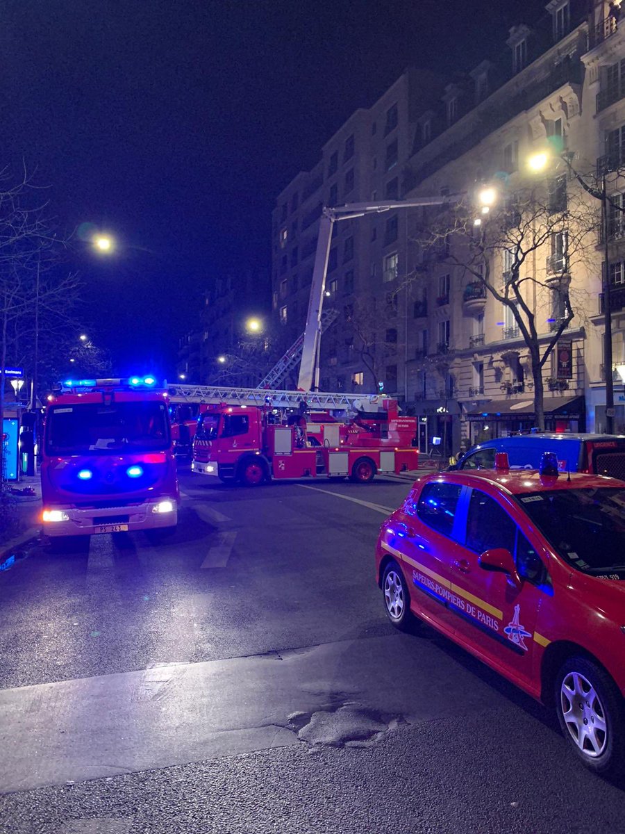 [DÉCLENCHEMENT] Incendie dans un immeuble à Paris 16. La Protection Civile a rapidement mobilisé sur place sept bénévoles afin de prendre en charge une trentaine d’impliqués. Écoute et produits de 1ère nécessité pour réassurer les habitants. Cc <a href="/mairiedu16/">Mairie du XVIe</a> <a href="/fszpiner/">Francis Szpiner</a> <a href="/HannaSEBBAH/">Hanna Sebbah-Le Troadec</a>