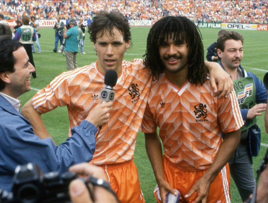 Fabián Blanco on Twitter: "Marco van Basten y Ruud Gullit, lo que jugaba  este par con el Milán y con la Selección Holanda, fantástico.  https://t.co/xntur4s0IF" / Twitter