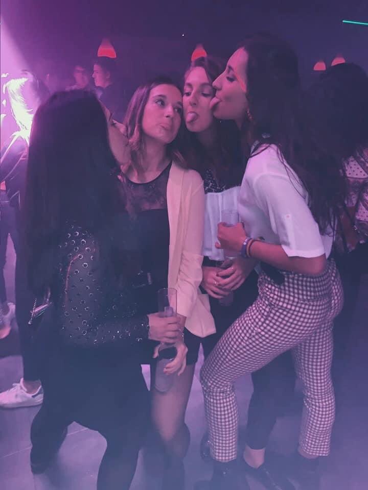 IsabelBuilP's tweet photo. @mlopezc5 Ahora mismo estaríamos cenando en tu casa, después de llevar todo el día tal que así 👇 y buscando tu pintalabios fav para retocar estas caritas y subir a la discoteca 😰#estoyllorandodeverdad https://t.co/Z1lHEE8reg