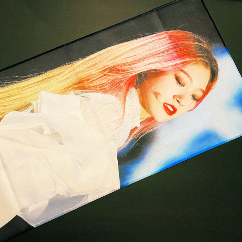 Loona Choerry Slogan GiveawayThis month’s giveaway is for this huge and beautiful slogan by choerry on top!Please do all 3:1) follow2) RT3) reply with the tags  @loonatheworld  #LOONA  #이달의소녀 and a good Loona reaction meme shipping Deadline: April 30, 7pm PST