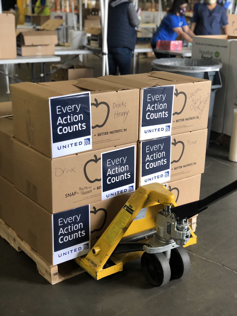 ptfng's tweet photo. Giving back to the Houston community #IAHStrong volunteering to assist to Houston Food Bank. #TeamIAH #WeAreUnited #OneHubOneTeam https://t.co/UsPLcmPVb8