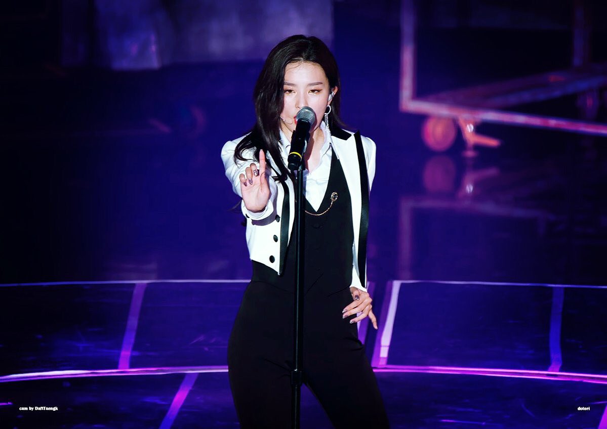 Kang Seulgi being handsome — a necessary thread.