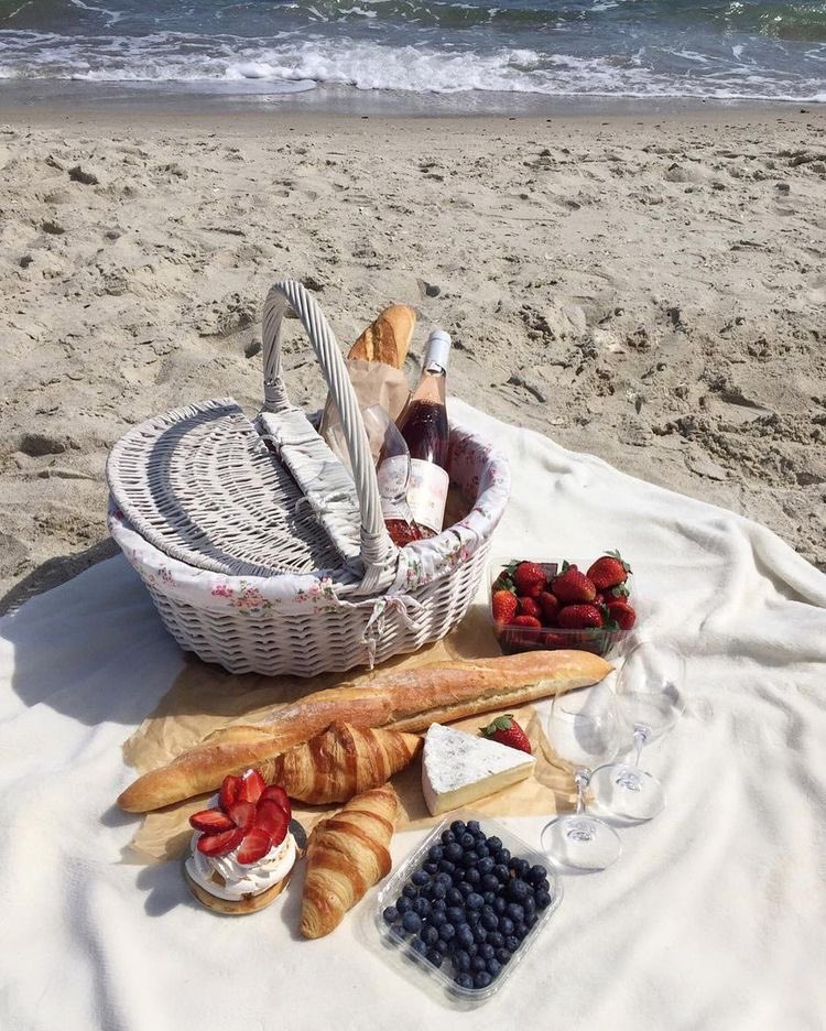 MarinaDFW's tweet photo. picnic day dreaming 🕊 https://t.co/u9UlYQ0so6