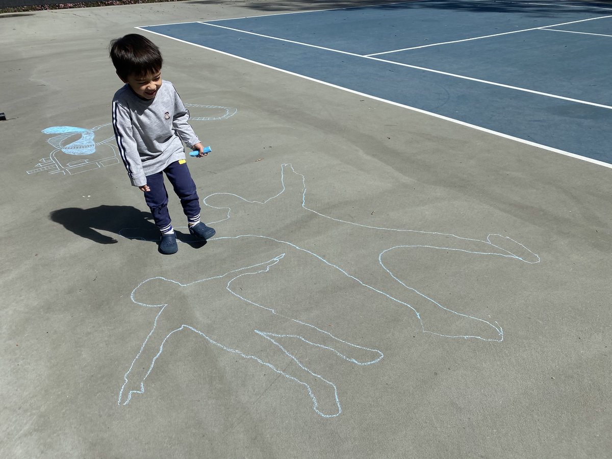 ryokomatsumoto's tweet photo. Finally got a little sunlight today! My 5 years old enjoyed tracing shadows ๐ค๐ค @TinkeringStudio
#LightUpOurDays #shadowtracing #dontmove https://t.co/PEXm6KZ5Wl