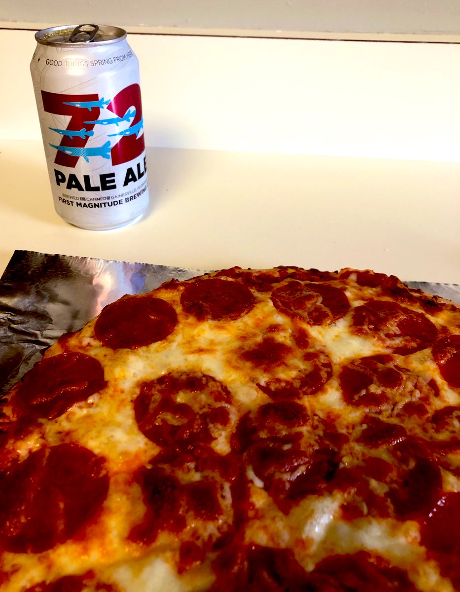 pednp07's tweet photo. Homemade pizza, local made beer. Happy Friday! #pizza #beer #supportlocal #firstmagnitude https://t.co/MlqqxBgZ2U