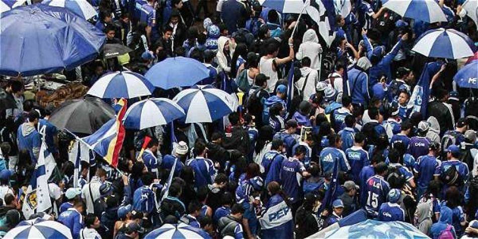 futbolred's tweet photo. Barras de Millonarios se unen y regalan comida en las calles de Bogotá. https://t.co/WgphV8lyWm https://t.co/jkA1I6jDVx