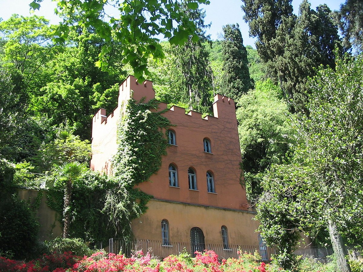 villa le fontanelle- near moltrasio on the lake como (lombardy)- this villa was home of gianni versace- built in the 19th century by lord charles currie- can be only seen from the water by boat
