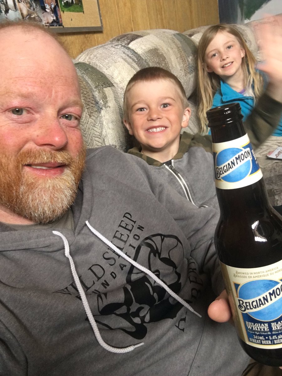 SpaldingSaar's tweet photo. Cheers! @directimpact73 @ABgiant27 #Friday #HappyHour https://t.co/7RMLBw4fa6