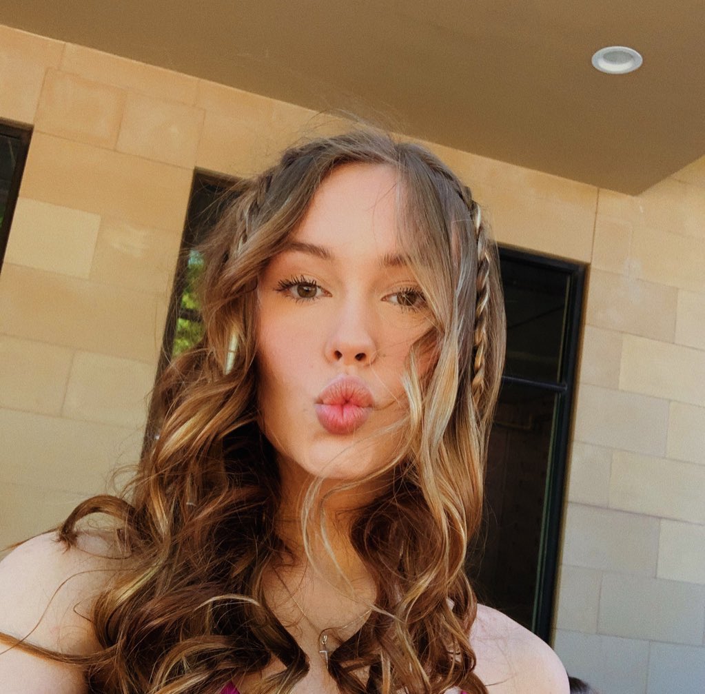 KeeciW's tweet photo. senior prom? don’t know her :) https://t.co/8jqZWNBtTp