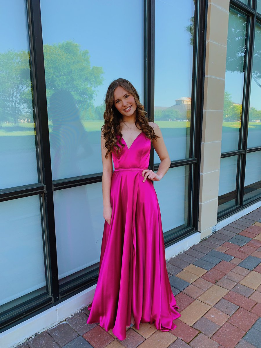 KeeciW's tweet photo. senior prom? don’t know her :) https://t.co/8jqZWNBtTp