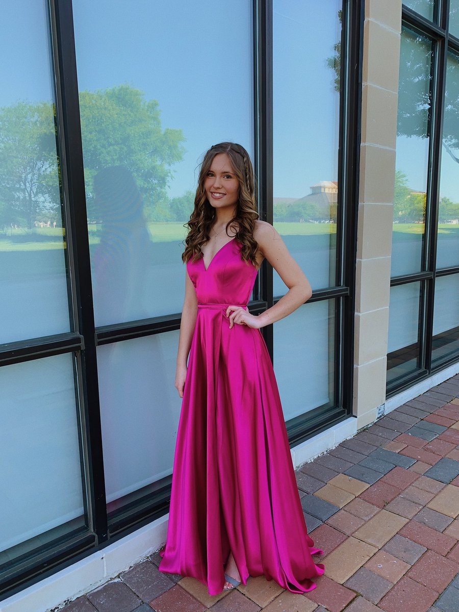 KeeciW's tweet photo. senior prom? don’t know her :) https://t.co/8jqZWNBtTp