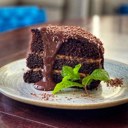 Add this sweet treat to your cart! Pastry Chef @jhosmerycaceres’ Chocolate Cake is the comfort you need with layers of dulce de leche, moist Fortunato Peruvian chocolate cake, chocolate fudge glaze. 𝗗𝗼𝗼𝗿𝗗𝗮𝘀𝗵, 𝗳𝗿𝗲𝗲 𝗱𝗲𝗹𝗶𝘃𝗲𝗿𝘆 𝗲𝘃𝗲𝗿𝘆 𝗦𝗮𝘁 𝗶𝗻 𝗔𝗽𝗿𝗶𝗹!