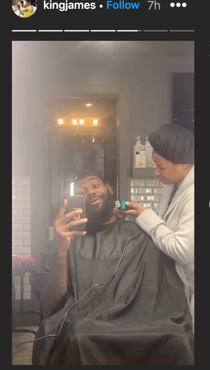 BritniDWrites's tweet photo. Savannah got a whole beauty shop in her house. She keeps Zhuri's hair looking fly; gave Bronny a blow out, trim, and twists; now she's giving LeBron a shave.
You have to stan a talented Black queen. https://t.co/qb6i7WUqkP