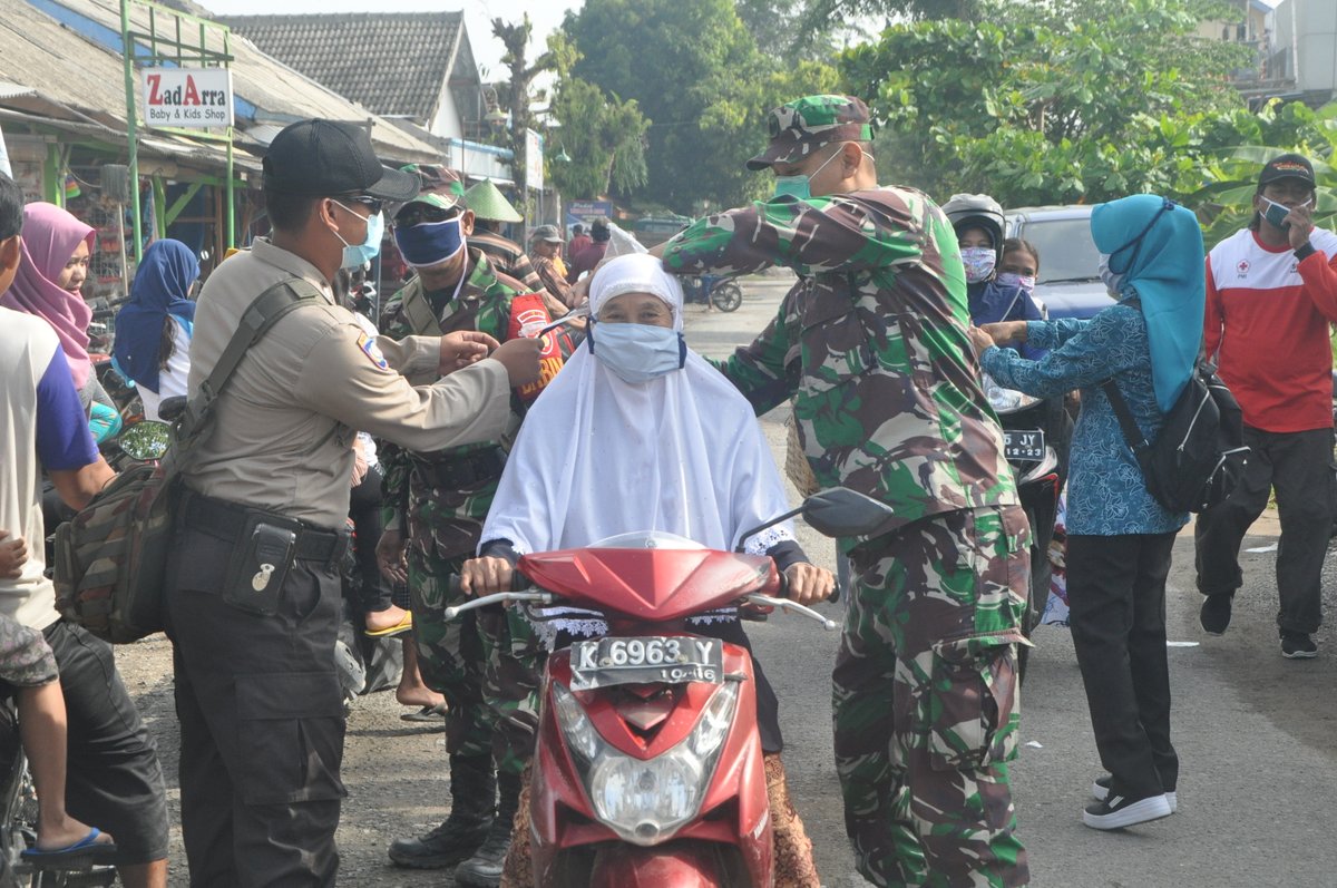 Cegah persebaran covid19,Ayo pakai masker ketika terpaksa keluar rumah.Pembagian masker di pasar sumber,.masker tidak harus beli,bisa jahit sendiri pakai kain 2 lapis,kemudian tengahnya di isi tisu.selesai bisa di cuci.<a href="/AriefRohman_838/">BUPATI BLORA</a> <a href="/ganjarpranowo/">Ganjar Pranowo</a> 
#sumberlawancorona
