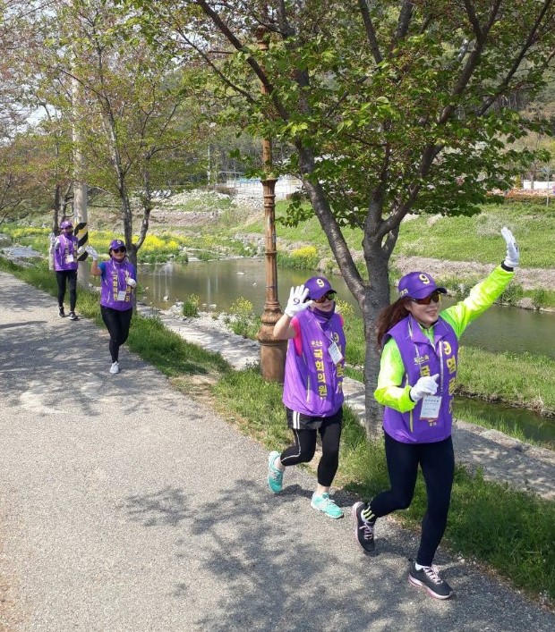 dharma2013's tweet photo. 마라톤 선거유세.... https://t.co/M1wp6LD6hg
