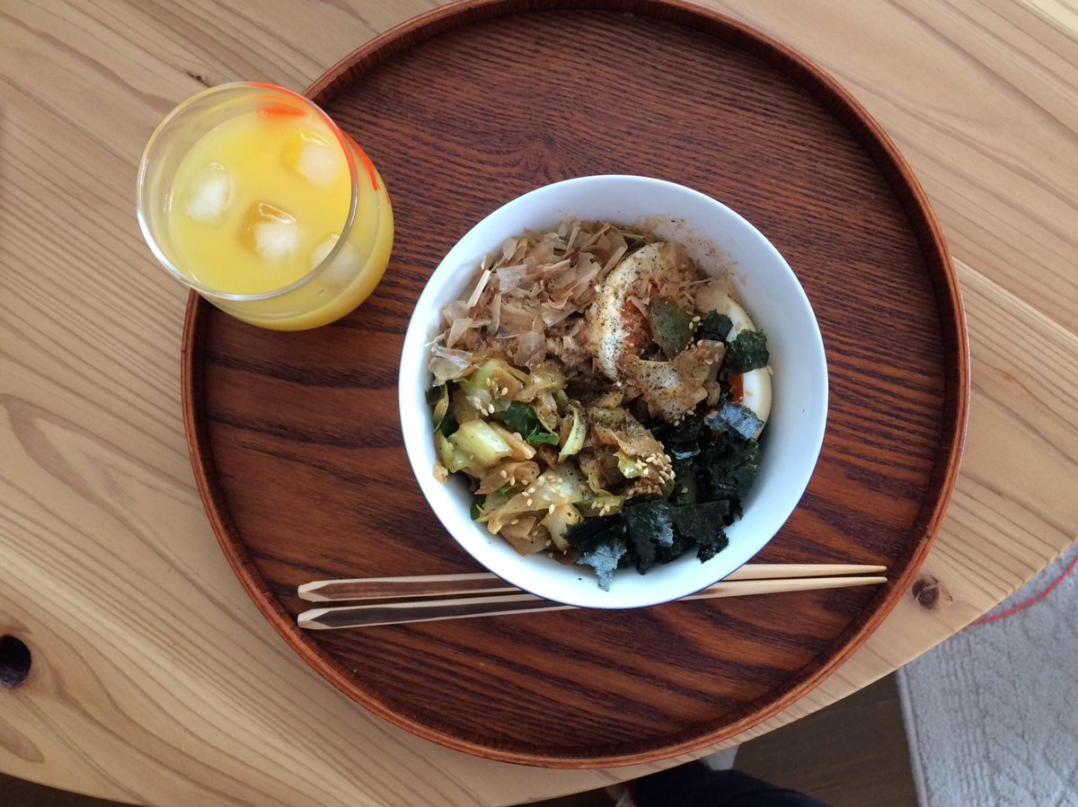 毎日の食生活と食卓の記録 昼ごはん 見た目 一度傾いたのもあってわけがわからないビジュアルに 油そば作りました タレはオイスターソースとごま油 少し醤油と酢 冷凍キャベツをごま油と鶏がらスープ 醤油 ラー油で炒めたやつ 鰹節とねぎ 胡麻