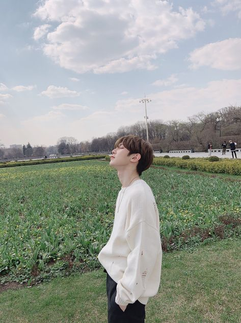 𝓎𝑒𝑜𝓈𝒶𝓃𝑔- picnic dates + he loves the sandwiches you made for him- flutters a lot and very shy- secretly hates it when you talk to the other guys- asks you to choose his outfit(s) for him
