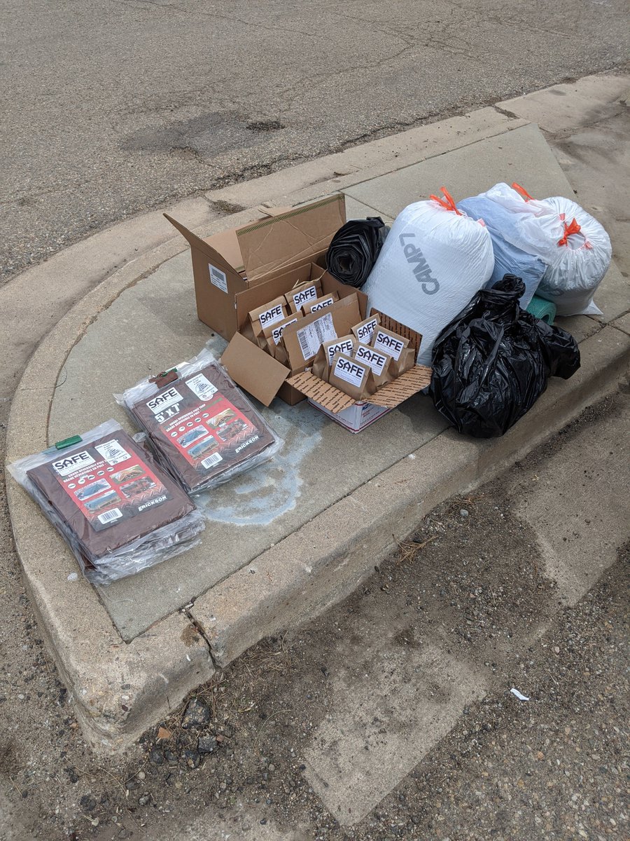 BoulderDSA's tweet photo. The simplest way to help is to donate directly to our COVID-19 fundraiser! #MutualAid #housesnothandcuffs
https://t.co/Sr0oJLFxNo https://t.co/vcN1CCZGfa