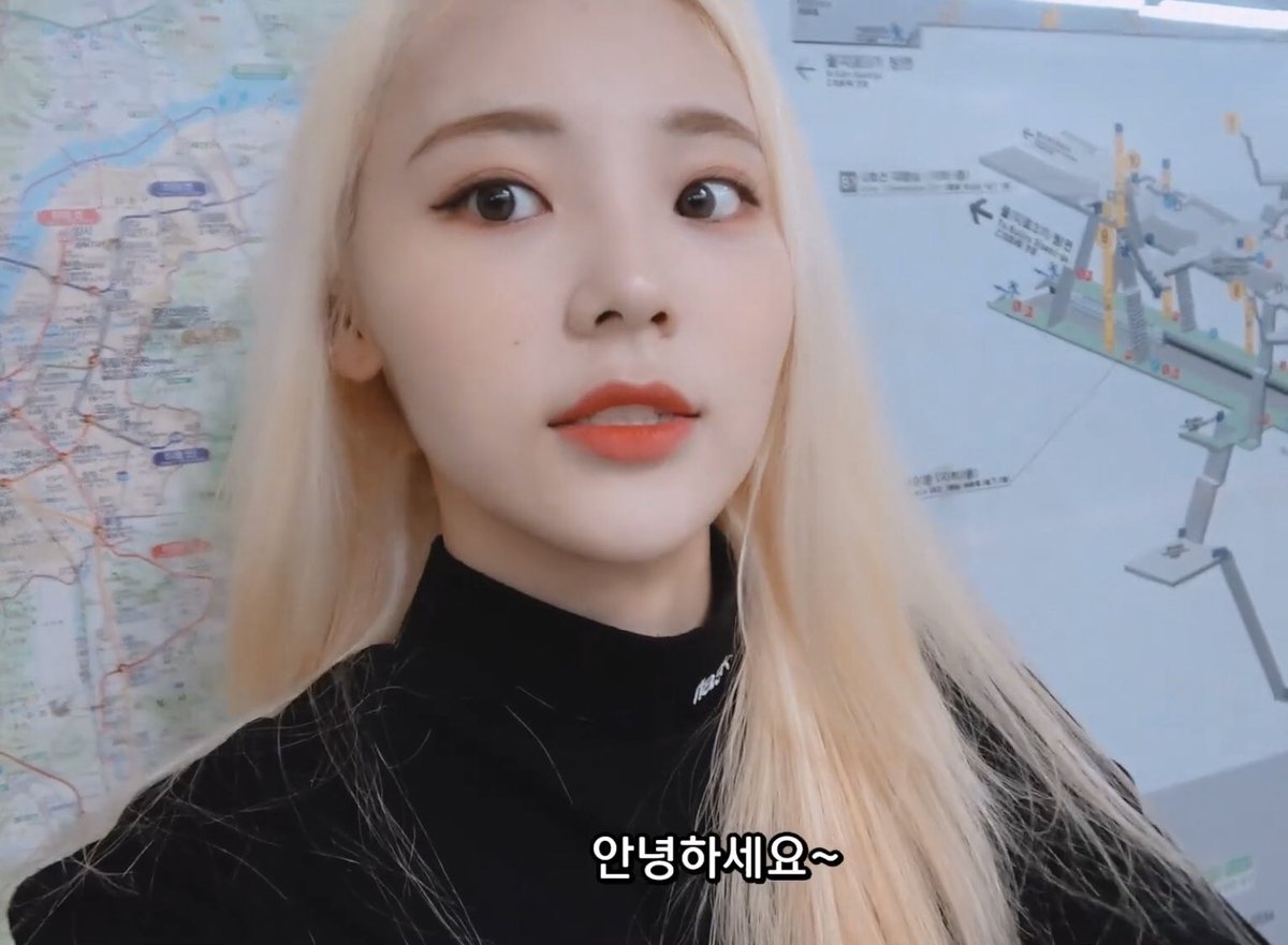 she meeting a friend looking this good jinsoul i am jealous of them