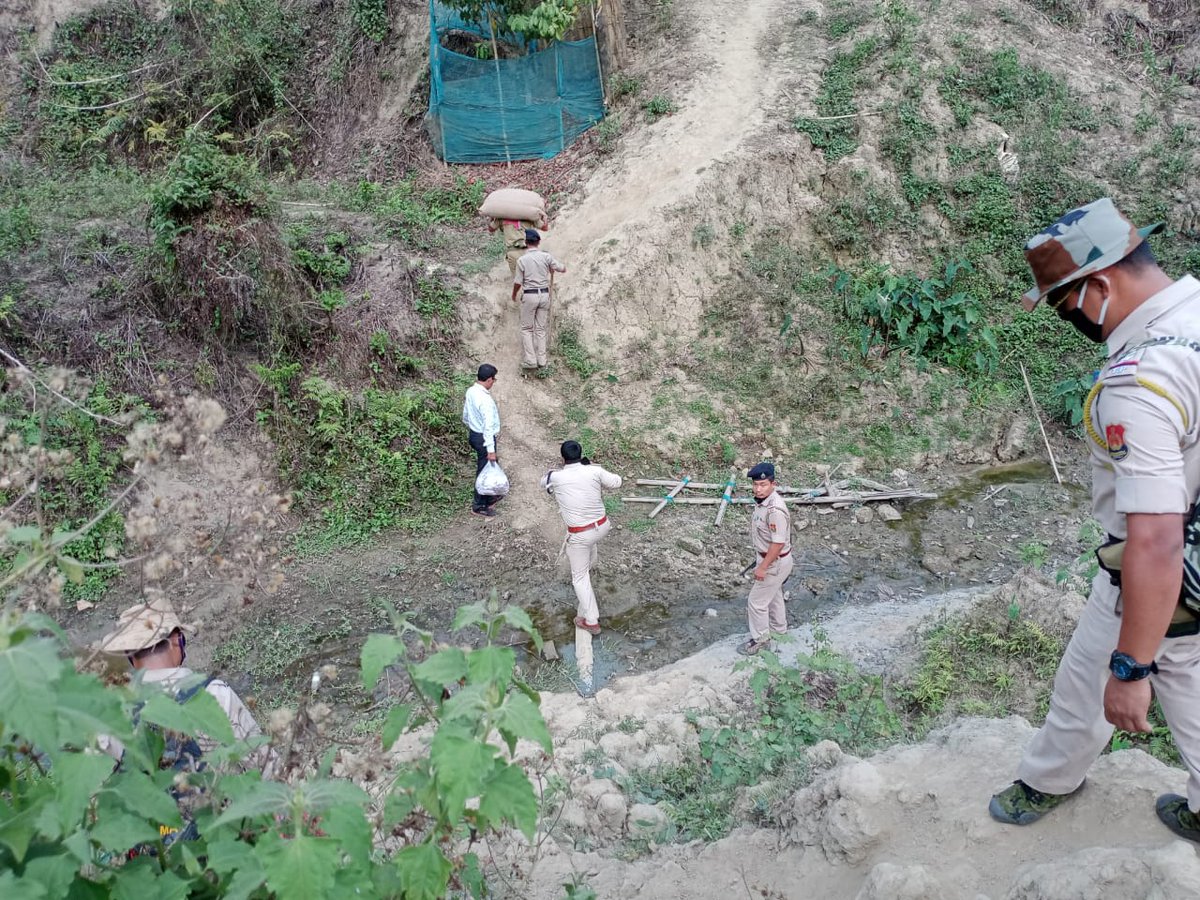 BjpBiplab's tweet image. Tough times never last,but tough people do!

I salute Tripura Police &amp;amp;TSR jawans who are working round the clock to ensure safety &amp;amp; also distributing food items to the remotest areas of Tripura

With such dedicated efforts we will definitely overcome this pandemic soon

#StayHome