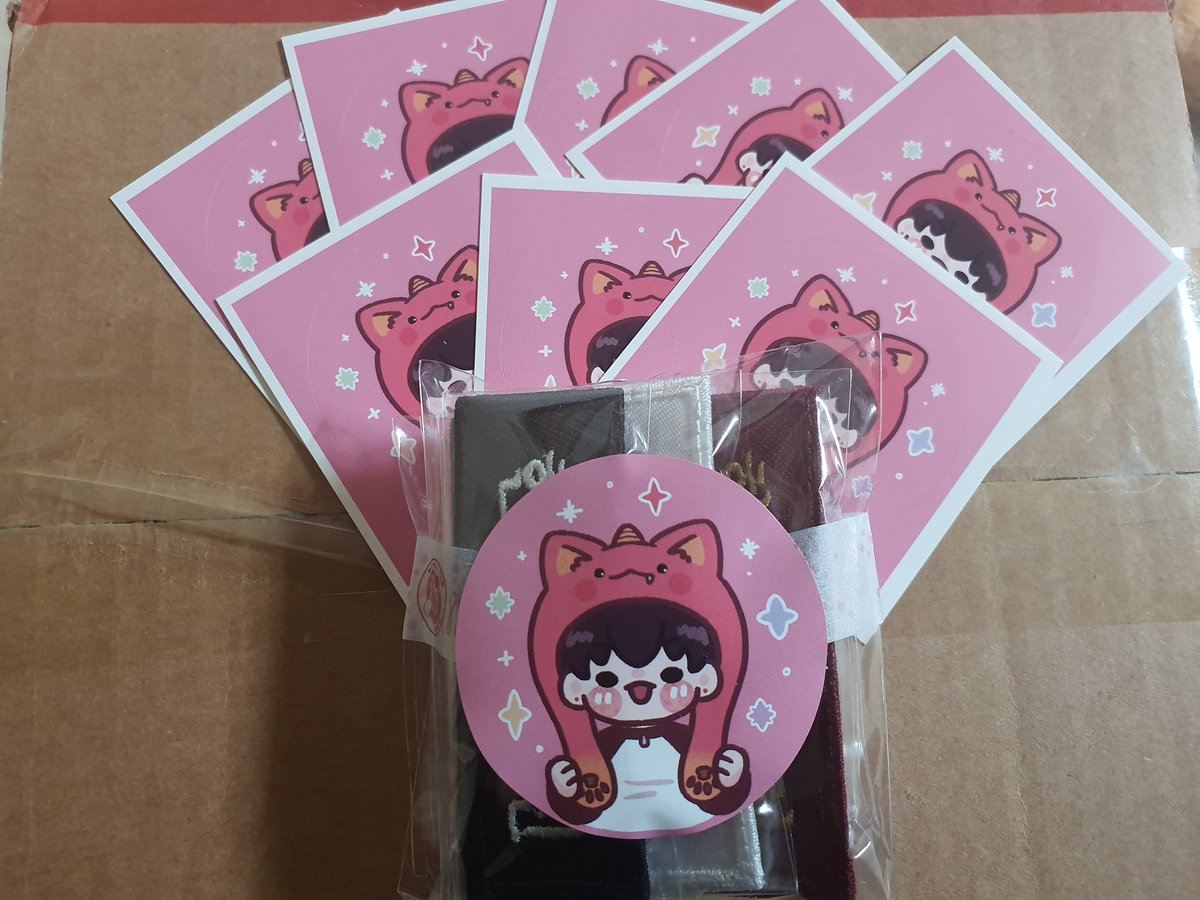 뭐가 덜그럭 소리가 나서 나가봤더니 선물이 도착했네요.

생각했던것보다 더 예뻐잖아요. 고마워요, 하마씨.

<a href="/hamaring699/">하마마마(로앗)</a>