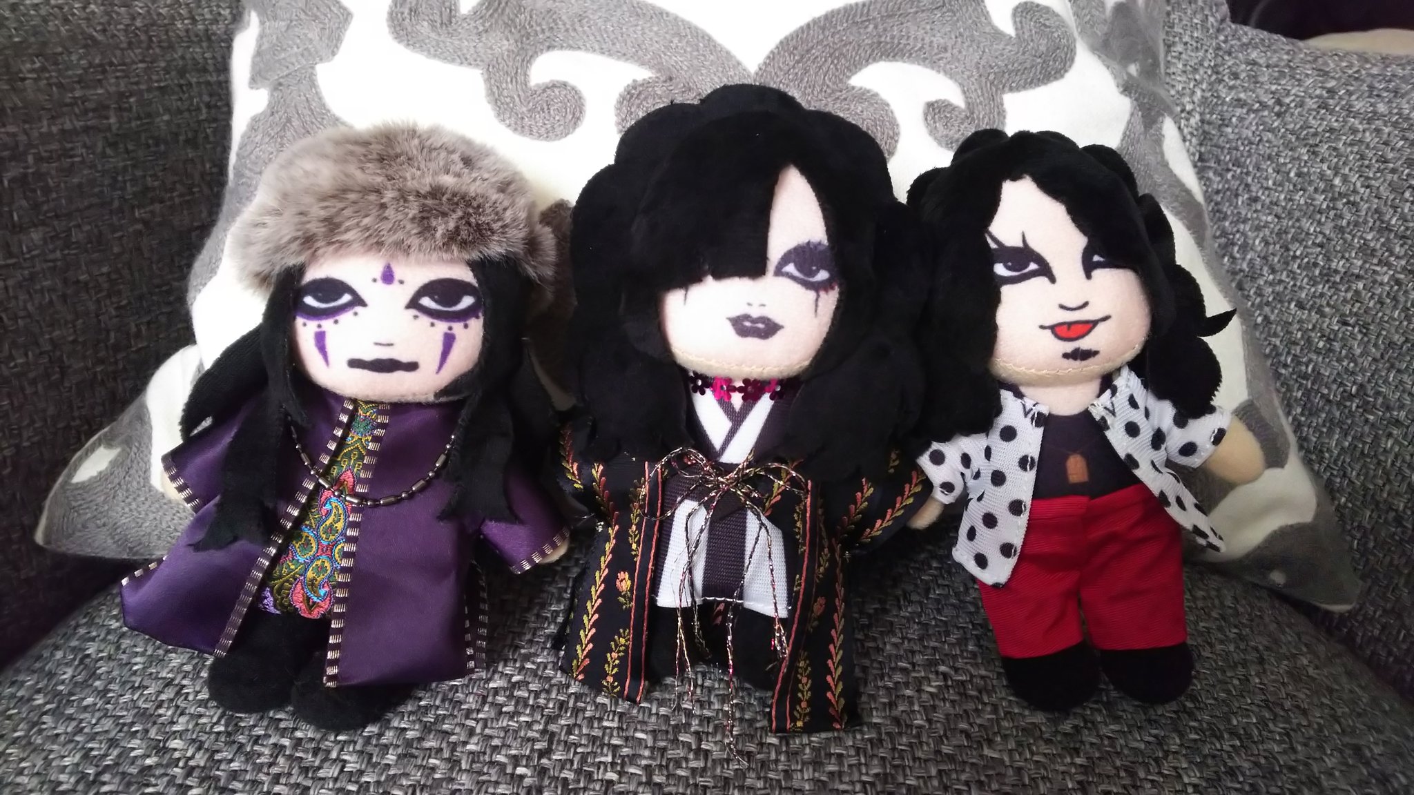 تويتر 首振りdolls Nao على تويتر 100円均一でスタイルがいいお人形用の衣装を買ってみたけど着れるわけもなく リボンだけ装着 本来腰用 のリボンが首にジャストサイズ なおちゃんは二匹のカメさんと一緒にいます 首振りdolls 首振りdollsぬいぐるみ遊び方