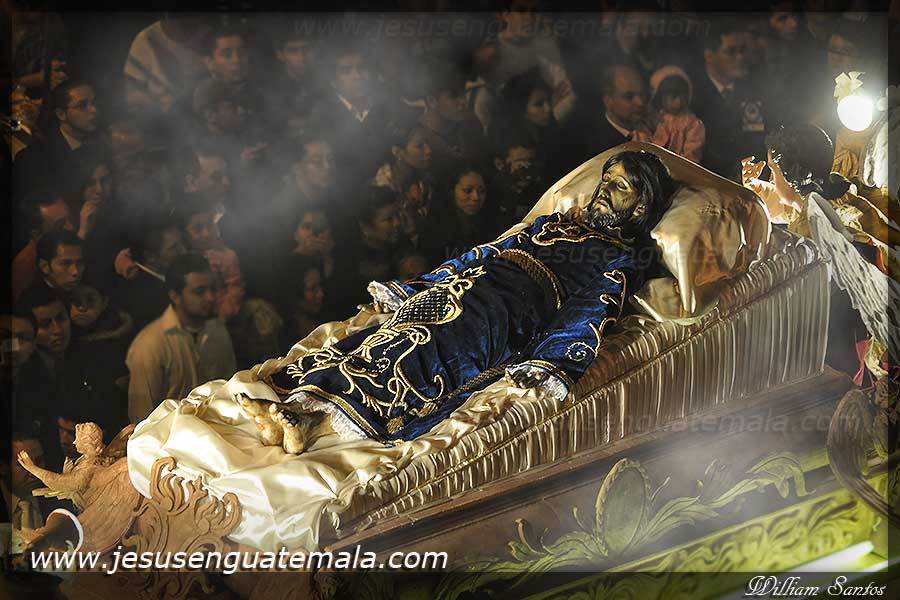 And finally, Cristo Yacente (The lying Christ), from Church of El Calvario. Guatemala City.This is the largest procession in the world. It is 25 meters long and has 140 arms to carry the platform.