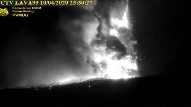 "A large magmatic eruption is taking place at the volcano right now. Based on satellite imagery, VAAC Darwin spotted a high-level ash and SO2 plume reaching 47,000 ft (15 km) altitude moving WNW" - Portal Volcano Eruption15 kilometer tinggi debu dia!