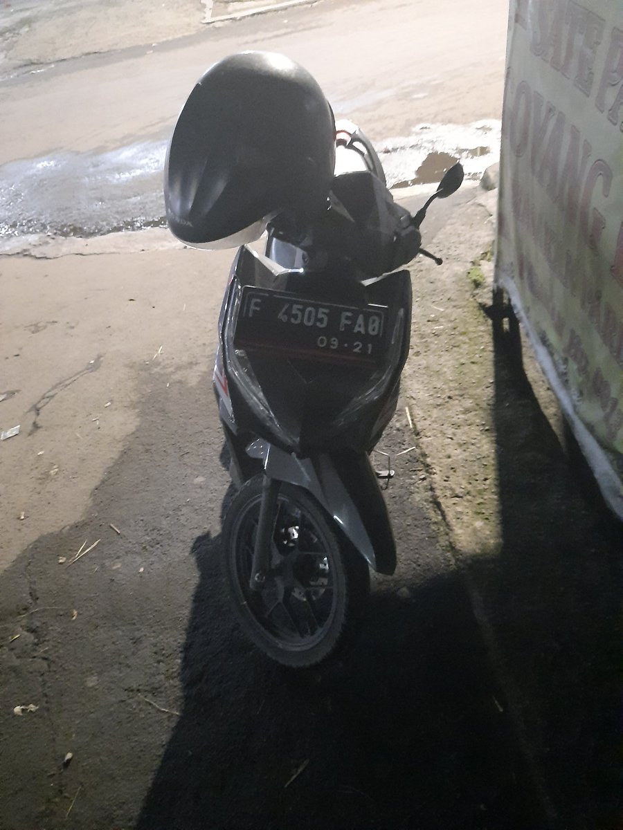 Halo Saya Panji Respati, please #twitter #Help me. Saya kehilangan motor di rumah saya beserta dompet saya berisi uang kurang lebih 1 juta. Plat motor saya F4505 FAO dan ini foto motor dulu beserta KTP saya. Ini baru banget blokir ATM. Entah gw speechless ini mau ngomong apa...