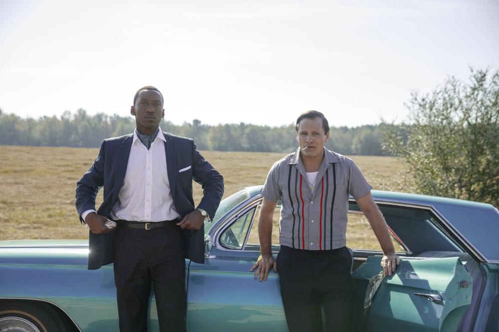 Green book, excellent film. L& #39;ambiance est hyper stylée et réaliste. La morale et les messages forts qui s& #39;équilibrent avec un humour subtil et caricatural. Les acteurs sont bons. Bref un film qui décrit une réalité horrible mais qui fait passer la pilule avec le sourire. 7,5/10