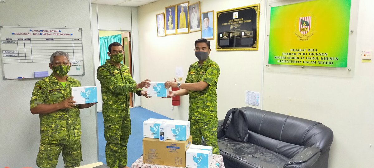 YBhg. PPjKR Khairul Aswadi Kamarudin (PRN NS) telah menyampaikan sumbangan alatan perlindungan diri kepada RELA Daerah PD

Terima kasih Tuan!! 

#StayAtHome
#MalaysiaBebasCovid19
#DudukRumah
#SetiaBerbakti 

<a href="/RELA_N9/">RELA NEGERI SEMBILAN</a> 
@KhairulPRNS
<a href="/relamalaysia/">relamalaysia</a> 
<a href="/kamarudin_rapig/">Kamarudin Mohd Rapig</a> 
<a href="/KDNPUTRAJAYA/">KDN🇲🇾</a>