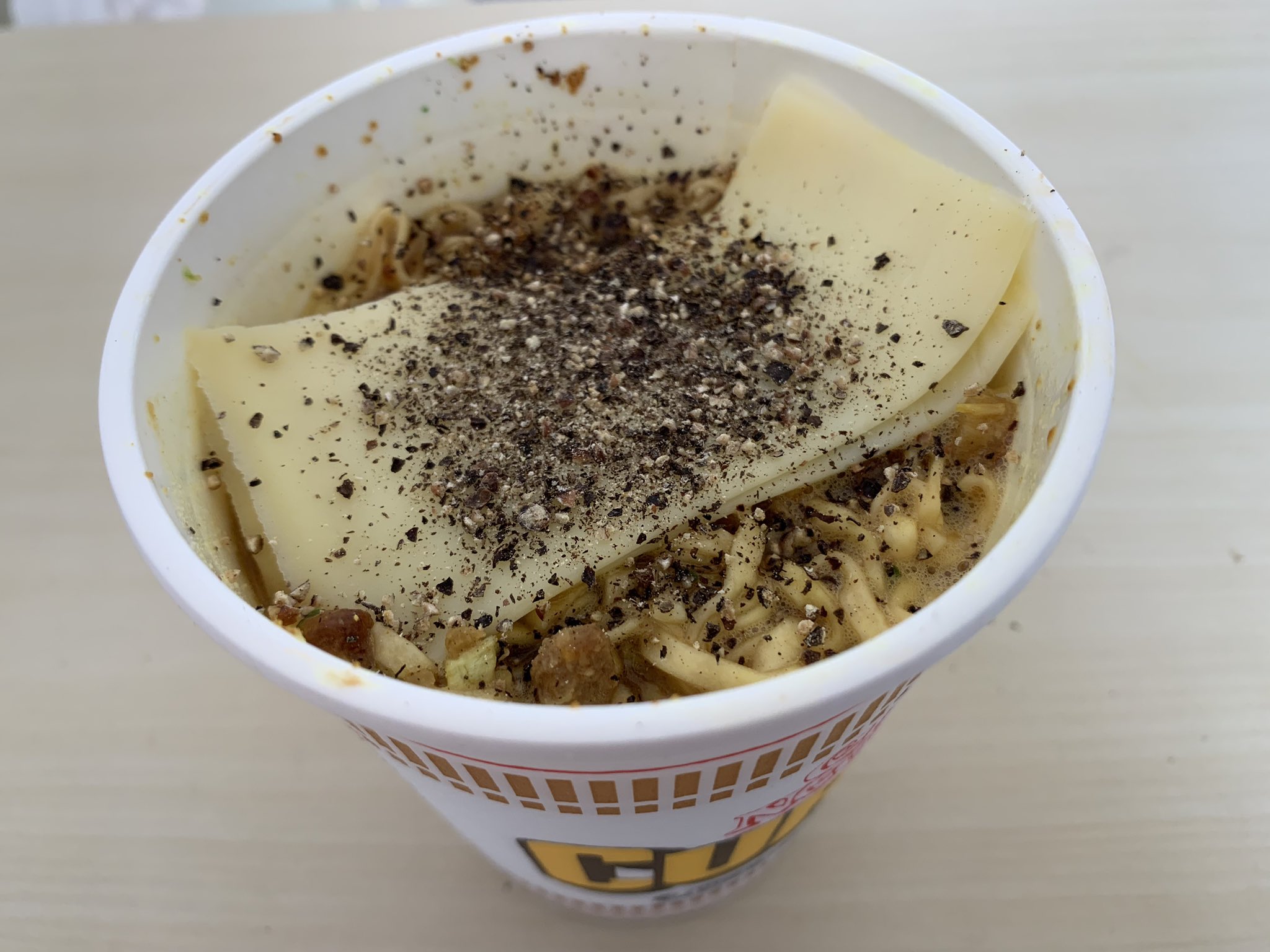 تويتر Akino Lee A K A カレーおじさん O على تويتر 日清のカップヌードルカレー が実は結構好きなんですけど とろけるチーズ乗せてブラックペッパーガリガリ削って混ぜて食べたら結構どころかかなり好きな味になったのでお暇な方は試してみてください