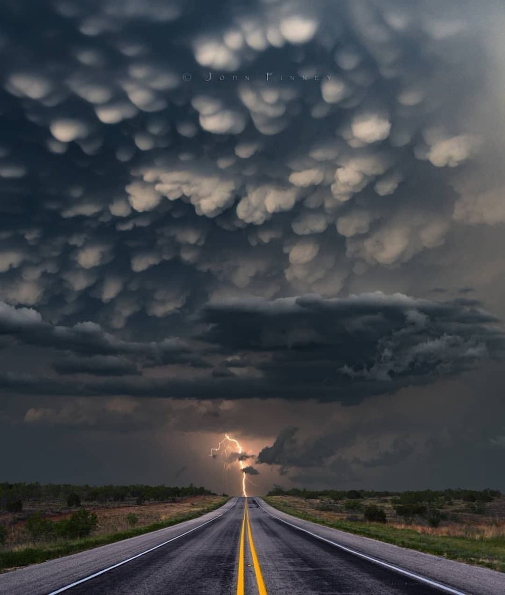 320_Degree's tweet photo. "Discover
Mammatus Lightning bolt. ⚡
Mammatus clouds just after sunset with an amazing electric storm. Nebraska, USA.
@john_finney_photography" https://t.co/ayNkVCYS4Y