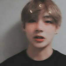 The king of blurry selcas; A thread ✧*。 @BTS_twt