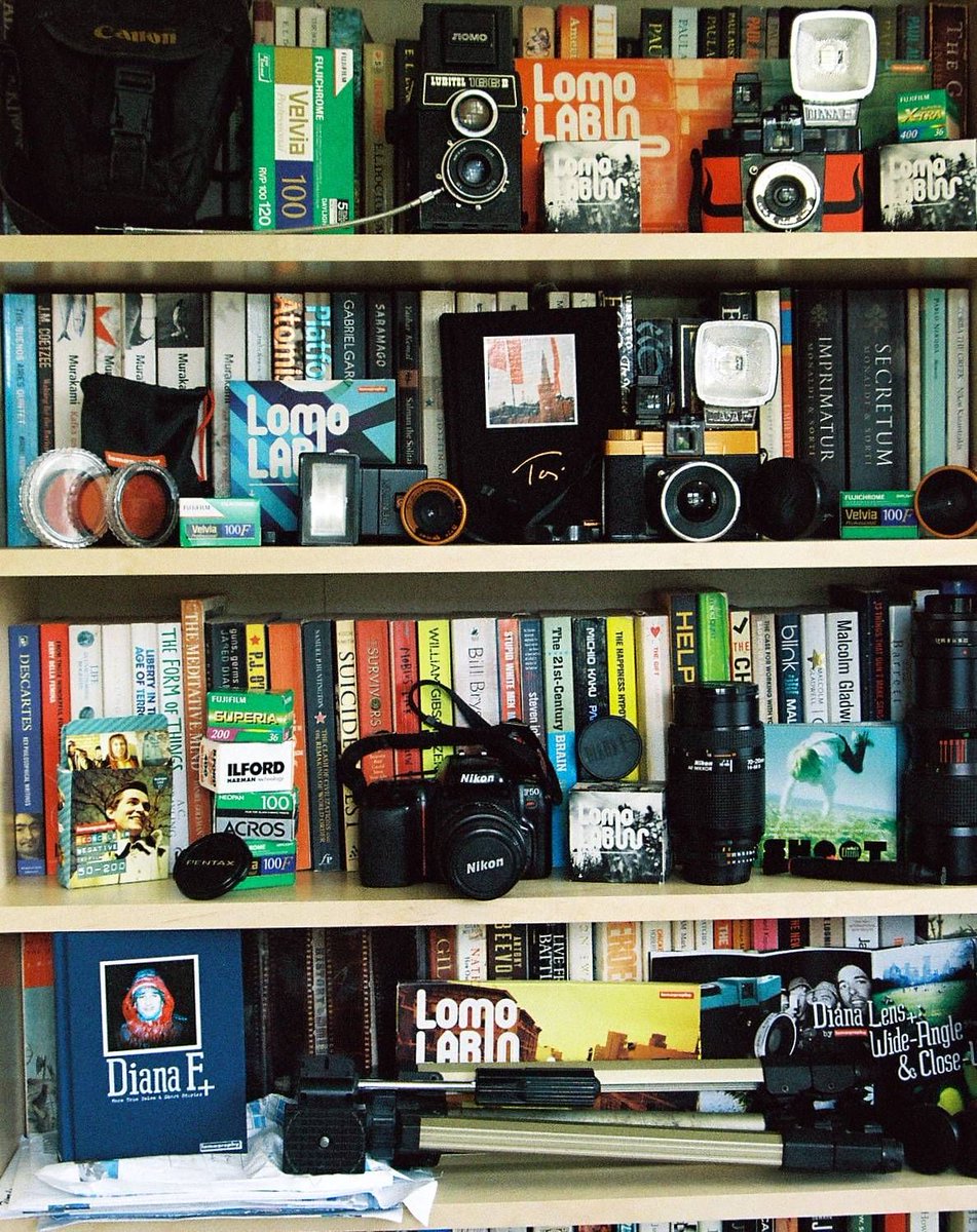 How many film cameras do you own? Dust your shelves and show us your collection! 🙌📸

Photo by buckshot