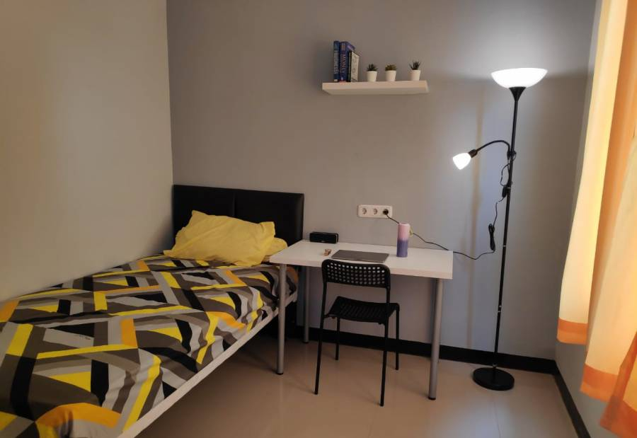 Kost putri di Kota Baru Bekasi, dekat Terminal Pulo Gebang. Baru renov, dengan fasilitas perabot baru, AC baru, high speed internet, laundry, air minum, dll. Lokasi kost strategis dekat Kolam Renang HBR, minimarket, rumah sakit dan sarana transportasi kost.co/34364