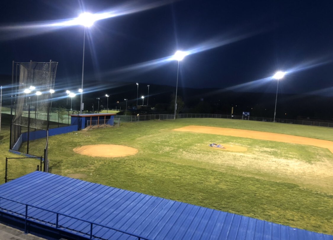 VolunteerAD's tweet photo. Friday Night Lights 

Recognizing and supporting the Class of 2020

Stadium lights tuned on at 20:20 for 20 minutes for the for class of 2020

#vhsproud 
#classof2020
#vhsstrong https://t.co/YLUIzJmGmg