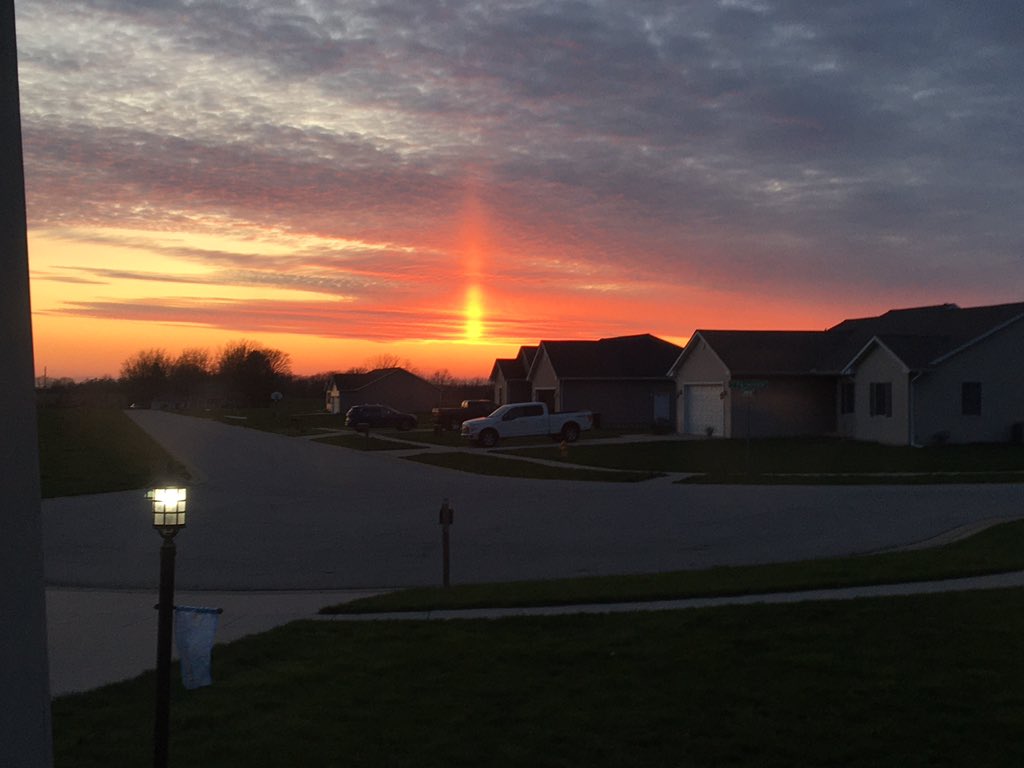 jcfultz's tweet image. Sun pillar made tonight’s #sunset even better! #cILwx #ilwx