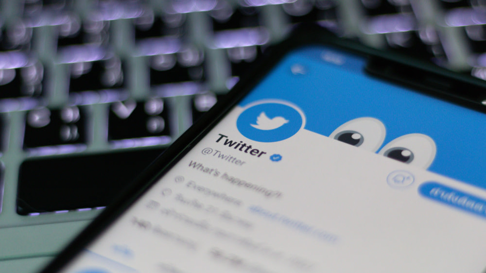 lifehacker's tweet photo. How to stop Twitter from sharing your data with advertisers: https://t.co/VsyOoQFqAD https://t.co/Soq7noIHfh