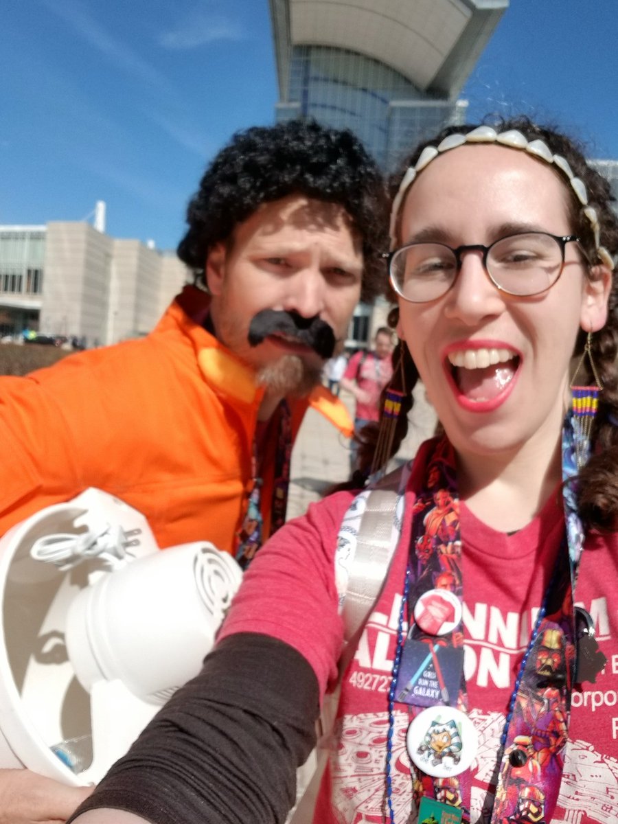 I ♡ the Red Shirt Squad. This dedicated Willrow Hood wore a red shirt under his jumpsuit, ran up to the photo group, and pulled a Superman. Iconic.
