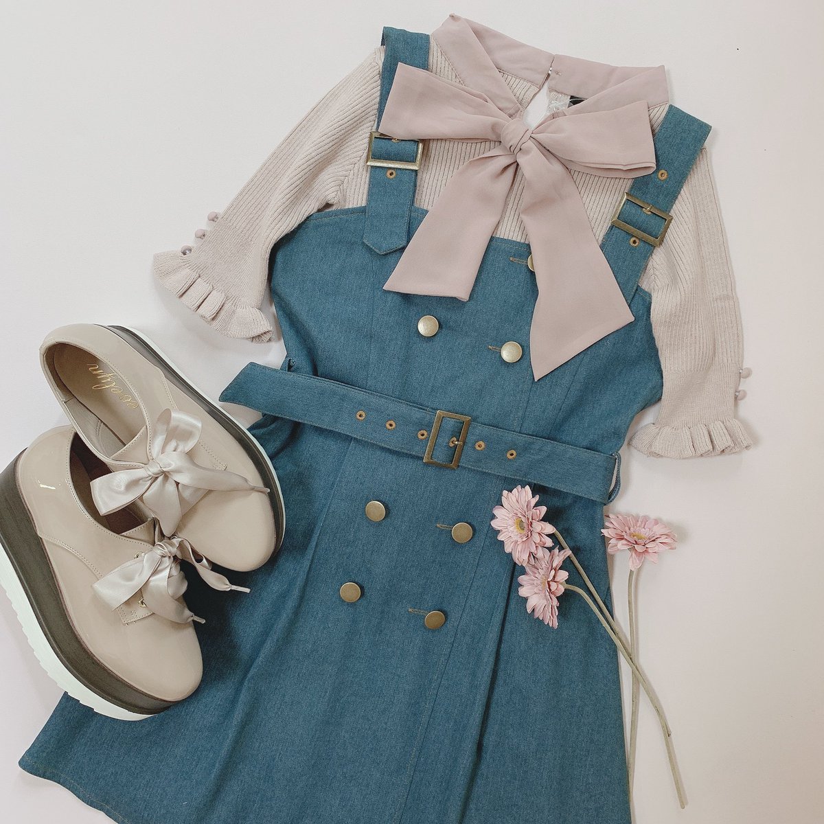 Evelyn Evelyn おはようございます おうち時間中に可愛いお洋服を見て イメージを膨らませたり楽しめるような おうち時間ショッピング 本日のオススメは 大人気すぎて即完売した再入荷ワンピ ダブルボタンキャミop 6 900 Tax 春らしいデニムに秋