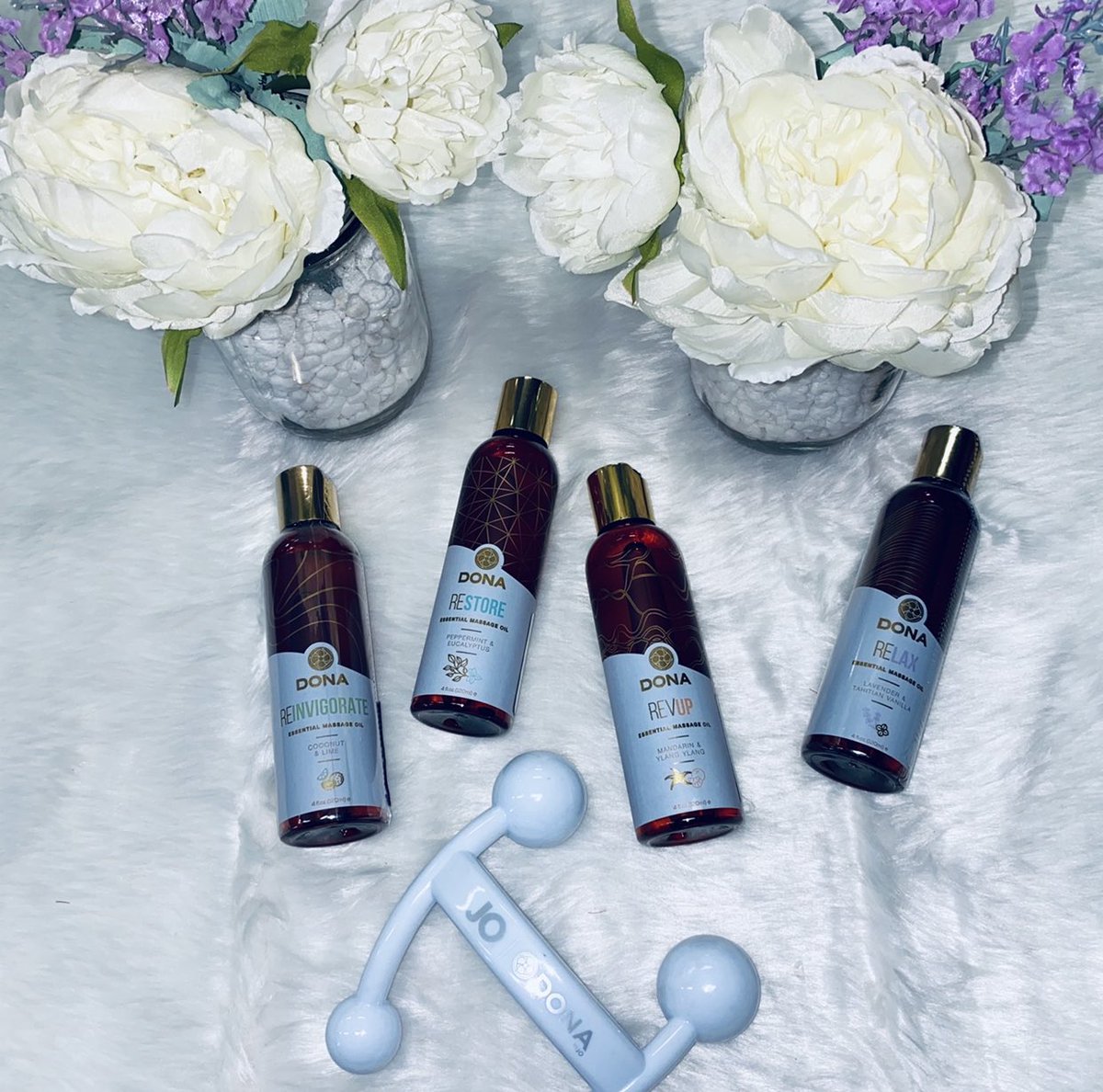 LoveHeartShop's tweet photo. This long Easter Weekend is the perfect time to massage your partner 🐰
Grab a Dona Massage Oil &amp; receive a FREE massager 😍 @System_JO #LoveHeartAdultShop 

#pleasure #massage #adultshop #couples https://t.co/odpXYnighU