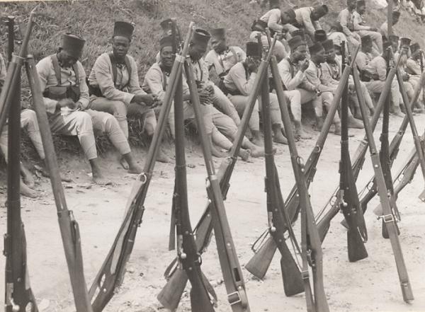 3. There is a type of ceremonial performance that was happening during BZV during WWII. Propaganda images caught the seemingly loyal Congolese tirailleurs training... but it all falls apart once one looks closer. The guns are an example of this. 6/