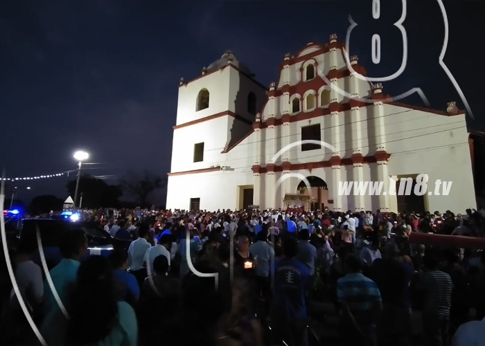 canaltn8's tweet photo. #Nicaragua| La procesión del Santo Entierro salió de la iglesia San Juan Bautista de #Sutiaba, en la ciudad  de #Leon. El pueblo católico acompañó la imagen en un recorrido alrededor del santuario de la comunidad indígena, la noche de este viernes 10 de abril del 2020. https://t.co/VtjttFo9Qm