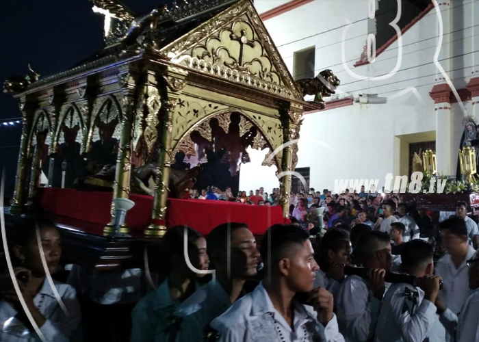 canaltn8's tweet photo. #Nicaragua| La procesión del Santo Entierro salió de la iglesia San Juan Bautista de #Sutiaba, en la ciudad  de #Leon. El pueblo católico acompañó la imagen en un recorrido alrededor del santuario de la comunidad indígena, la noche de este viernes 10 de abril del 2020. https://t.co/VtjttFo9Qm
