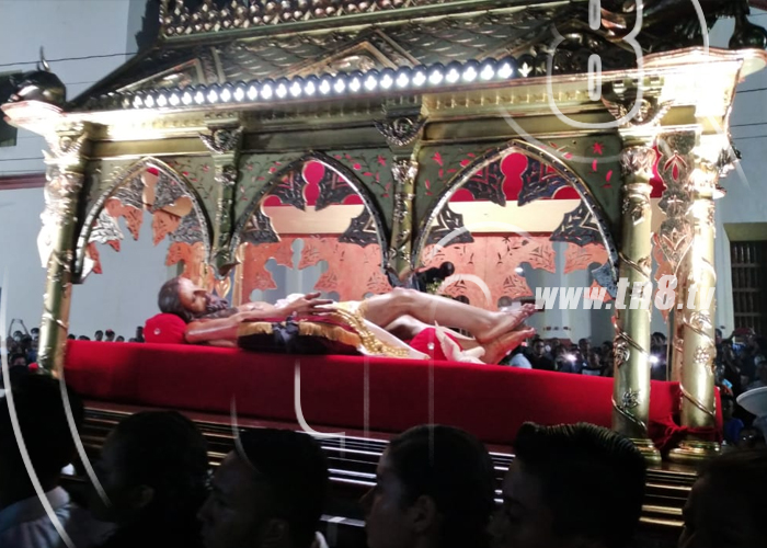 canaltn8's tweet photo. #Nicaragua| La procesión del Santo Entierro salió de la iglesia San Juan Bautista de #Sutiaba, en la ciudad  de #Leon. El pueblo católico acompañó la imagen en un recorrido alrededor del santuario de la comunidad indígena, la noche de este viernes 10 de abril del 2020. https://t.co/VtjttFo9Qm