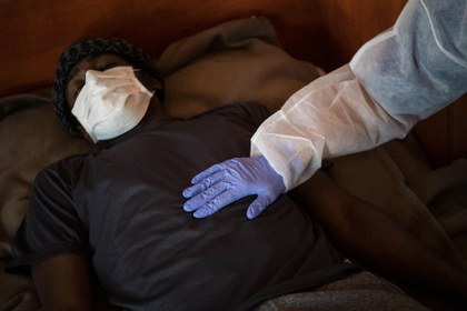 AbelPrieto11's tweet photo. Casos d coronavirus en centros d retención d migrantes en EEUU subieron a 32. Cuando la epidemia se expande x el país (400.000 casos confirmados), se debate s/ el destino d estas personas y se critica la política vs la inmigración irregular d Trump.
https://t.co/OGd6fmkFTb https://t.co/JRpb3t98qz