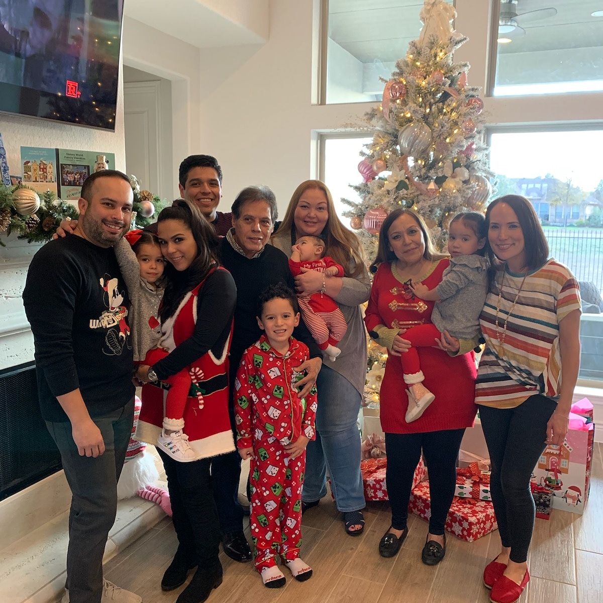 Sra_GCardenas's tweet image. Family Friday!
This is my family: my personal angel, sister,  nephews, nieces,  grandnephews, grandnieces and boyfriend. We had many memories and  adventures together.  Love them so much 💕
#JordanMSLegends 
#flyingvees